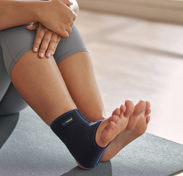 Una donna in leggings con una cavigliera fa stretching su un tappetino da allenamento. Una donna in leggings con una cavigliera fa stretching su un tappetino da allenamento.